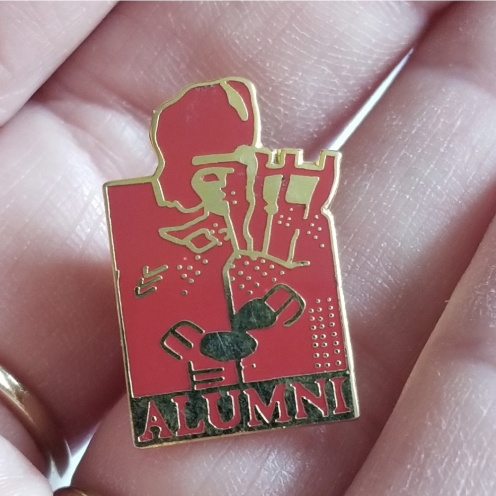 Alumni pin bagpiper red enamel Gold tone brooch Scotland Scottish - Picture 3 of 9